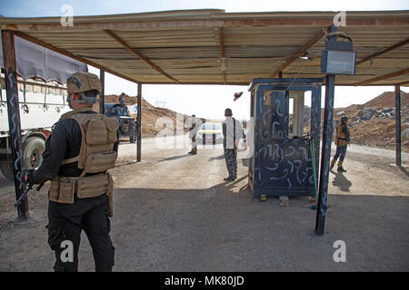 Les membres des forces de sécurité iraquiennes fournit la sécurité à un point de contrôle près de Mossoul, Irak, Aski l'Iraq, le 13 novembre 2017. L'ampleur et la diversité de partenaires de coalition démontre l'objectif global et unifié de vaincre ISIS en Iraq et en Syrie. Les GFIM-OIR est la Coalition mondiale pour vaincre ISIS en Iraq et en Syrie. (U.S. Photo de l'armée par le Sgt. Tracy McKithern) Banque D'Images