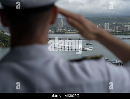 Océan Pacifique (nov. 25, 2017) Un marin de la Marine américaine rend honneur à l'USS Arizona Memorial à bord du porte-avions USS Nimitz (CVN 68), alors que le navire se prépare à s'amarrer à Joint Base Harbor-Hickam Pearl. Le groupe aéronaval du Nimitz est sur une mutation à l'ouest du Pacifique. La Marine américaine a patrouillé dans la région du Pacifique-Indo-Asia couramment pour plus de 70 ans de promouvoir la paix et la sécurité. (U.S. Photo par marine Spécialiste de la communication de masse 3 classe Ian Kinkead) Banque D'Images