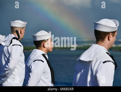 Océan Pacifique (nov. 25, 2017) Les marins de la Marine américaine l'homme les rails à bord du porte-avions USS Nimitz (CVN 68), alors que le navire se prépare à s'amarrer à Joint Base Harbor-Hickam Pearl. Le groupe aéronaval du Nimitz est sur une mutation à l'ouest du Pacifique. La Marine américaine a patrouillé dans la région du Pacifique-Indo-Asia couramment pour plus de 70 ans de promouvoir la paix et la sécurité. (U.S. Photo par marine Spécialiste de la communication de masse 3 classe Ian Kinkead) Banque D'Images