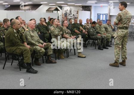 Le général Douglas Chalmers, général commandant adjoint du 3è Corps et de Fort Hood, au Texas, parle avec les attachés militaires étrangers à propos de l'importance de partenariats multinationaux au cours de son allocution à l'Ancien Fort Bliss et musée Ironsides 16 Novembre, 2017. (U.S. Photo de l'armée par le sergent. Felicia Jagdatt) Banque D'Images