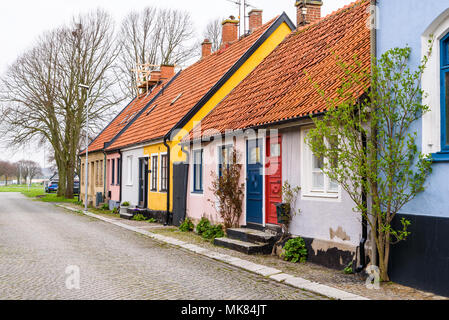 Repslagaregatan, Simrishamn, Suède - 27 Avril 2018 : Voyage documentaire de la vie quotidienne et de l'environnement. Maisons colorées et les portes le long d'une rue pa Banque D'Images