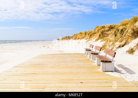 La Suède, Sandhammaren - Trois bancs sur une plate-forme en bois à la plage de sable sur une journée ensoleillée. Banque D'Images