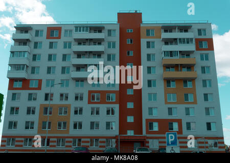 Des fragments de façades de bâtiments à plusieurs étages Banque D'Images