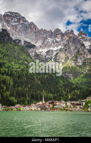 Avis de petite ville au bord du lac au printemps, Dolomites Banque D'Images