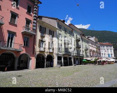 LOCARNO, suisse sur Juillet 2017 : bâtiments colorés sur la Piazza Grande de la place principale de la ville européenne avec des bars, restaurants, de tramways et de traction bl claire Banque D'Images