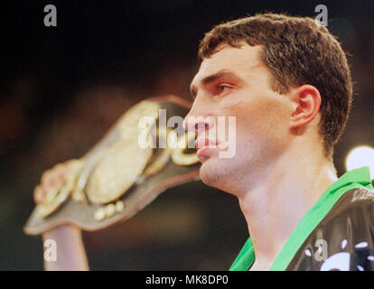 Boxe : Kšln Arena Cologne Allemagne 25.9.1999, championnat d'Europe de l'UER lutte Axel Schulz (GER) vs Wladimir Klitschko (UKR) ---Wladimir Klitschko avec ceinture Banque D'Images