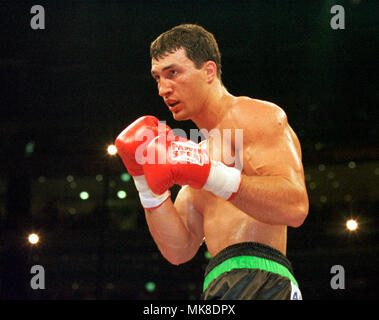 Boxe : Kšln Arena Cologne Allemagne 25.9.1999, championnat d'Europe de l'UER lutte Axel Schulz (GER) vs Wladimir Klitschko (UKR) --- Wladimir Klitschko Banque D'Images