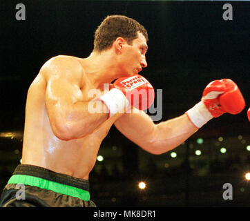 Boxe : Kšln Arena Cologne Allemagne 25.9.1999, championnat d'Europe de l'UER lutte Axel Schulz (GER) vs Wladimir Klitschko (UKR) --- Wladimir Klitschko Banque D'Images