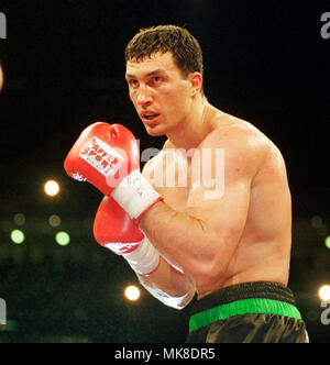 Boxe : Kšln Arena Cologne Allemagne 25.9.1999, championnat d'Europe de l'UER lutte Axel Schulz (GER) vs Wladimir Klitschko (UKR) --- Wladimir Klitschko Banque D'Images