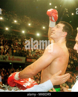 Boxe : Kšln Arena Cologne Allemagne 25.9.1999, championnat d'Europe de l'UER lutte Axel Schulz (GER) vs Wladimir Klitschko (UKR) --- Wladimir Klitschko Banque D'Images