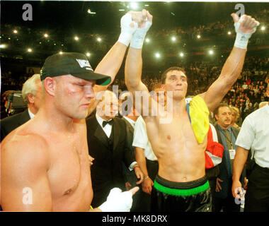 Boxe : Kšln Arena Cologne Allemagne 25.9.1999, championnat d'Europe de l'UER lutte Axel Schulz (GER) vs Wladimir Klitschko (UKR) --- perdant Schulz, lauréat Klitchko Banque D'Images