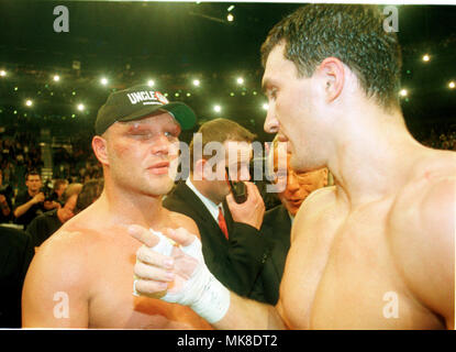 Boxe : Kšln Arena Cologne Allemagne 25.9.1999, championnat d'Europe de l'UER lutte Axel Schulz (GER) vs Wladimir Klitschko (UKR) --- perdant Schulz, lauréat Klitchko Banque D'Images