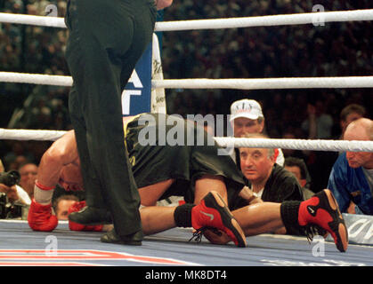 Boxe : Kšln Arena Cologne Allemagne 25.9.1999, championnat d'Europe de l'UER lutte Axel Schulz (GER) vs Wladimir Klitschko (UKR) --- perdant Schulz sur le plancher Banque D'Images