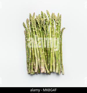 Botte d'asperges vertes sur fond blanc, haut Vue, télévision lay. La cuisine de saison sains Banque D'Images