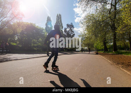 Très cool rollerblader dans Hyde Park, le centre de Londres Banque D'Images