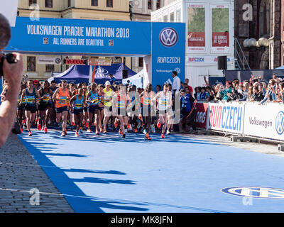 Prague, République Tchèque - 6 mai 2018 : départ du Marathon de Prague, championne du monde, y compris Galen Rupp gagnant. Volkswagen Prague Marathon 20 Banque D'Images