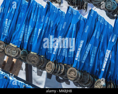 Prague, République Tchèque - 6 mai 2018 : Volkswagen Prague Marathon médailles 2018 préparé et en attente d'une ossature à Prague, République Tchèque Banque D'Images