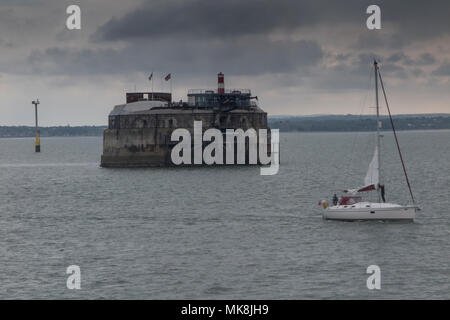 Un bateau à voile voiles Spitbank Fort passé dans le Solent Portsmouth Harbour à l'extérieur Banque D'Images