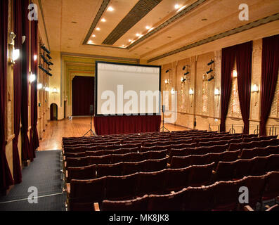 Intérieur de la Roxy Theatre et cafe grec dans bingarra en Nouvelle Galles du Sud, l'Australie avec un écran de projection mis en place temporairement pour films Banque D'Images