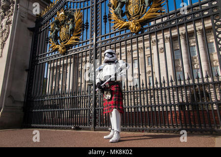 Un stormtrooper vêtu d'un kilt garde la Reine et de Buckingham Palace, sur la 4e mai (le quatrième être avec vous) avant d'être déplacé sur par la police Banque D'Images