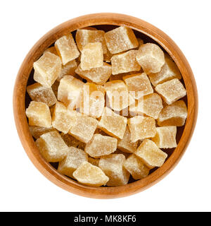 Racine de gingembre Glaçons dans bol en bois. Racines cristallisées de Zingiber officinale. Les rhizomes de couleur orange, conservé avec le sucre. Snack. Banque D'Images