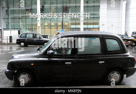 Taxi stationné à l'extérieur du magasin Marks & Spencer dans Moorgate un jour de pluie au printemps dans la ville de London UK KATHY DEWITT Banque D'Images