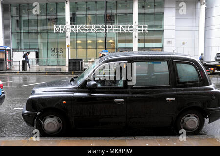 Taxi stationné à l'extérieur du magasin Marks & Spencer dans Moorgate un jour de pluie au printemps dans la ville de London UK KATHY DEWITT Banque D'Images