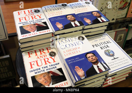 'Fire and Fury' et 'livre de Michael Wolfe Une plus grande loyauté' James Comey books l'accent sur l'atout de Donald comportement pour la vente au Royaume-Uni librairie KATHY DEWITT Banque D'Images