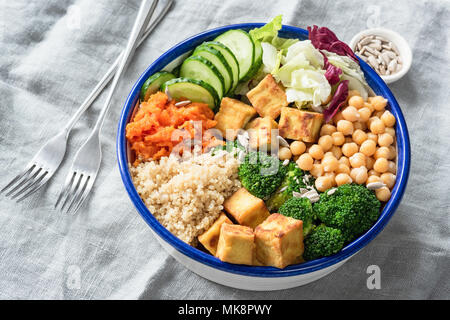 Bol bouddha nourrissante avec le tofu, le quinoa et les légumes. La saine alimentation, mode de vie sain, l'alimentation végétalienne, régime végétarien, concept de vie moderne. Col Banque D'Images