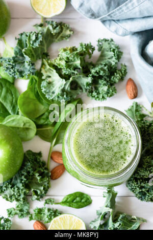 Détox Smoothie avec les fruits, les légumes verts, les épinards et le chou vert sur blanc. Smoothie vert et d'ingrédients. Vue de dessus, selective focus Banque D'Images