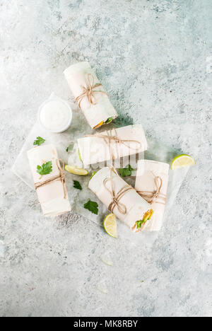 Snack lunch santé. Pile d'alimentation de rue mexicain tortillas fajitas avec filet de poulet Buffalo grillé et légumes frais, gris clair backgroun Banque D'Images