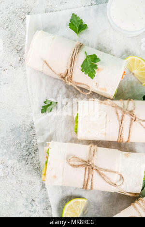 Snack lunch santé. Pile d'alimentation de rue mexicain tortillas fajitas avec filet de poulet Buffalo grillé et légumes frais, gris clair backgroun Banque D'Images