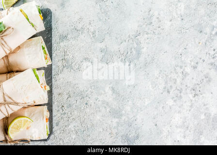 Snack lunch santé. Pile d'alimentation de rue mexicain tortillas fajitas avec filet de poulet Buffalo grillé et légumes frais, gris clair backgroun Banque D'Images