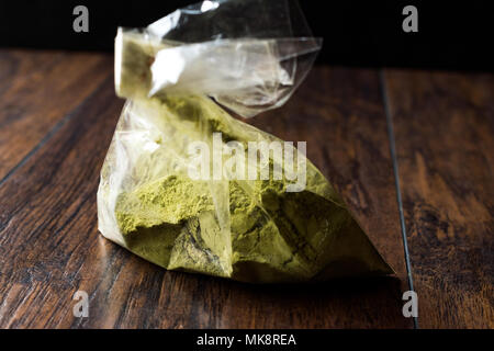 Poudre de henné Kina turc ou thé Matcha en emballage en plastique / sac. Produit biologique. Banque D'Images