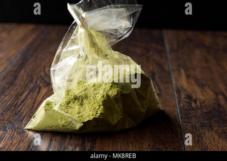 Poudre de henné Kina turc ou thé Matcha en emballage en plastique / sac. Produit biologique. Banque D'Images