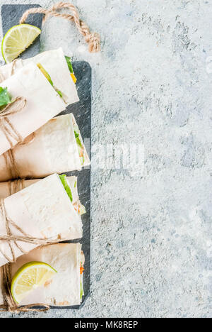 Snack lunch santé. Pile d'alimentation de rue mexicain tortillas fajitas avec filet de poulet Buffalo grillé et légumes frais, gris clair backgroun Banque D'Images
