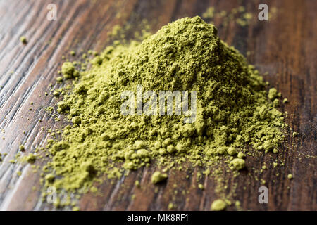 Poudre de henné Kina turc ou de thé Matcha. Produit biologique. Banque D'Images