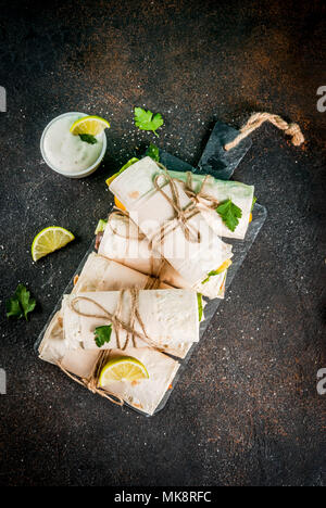 Snack lunch santé. Pile d'alimentation de rue mexicain tortillas fajitas avec filet de poulet Buffalo grillé et légumes frais, gris clair backgroun Banque D'Images