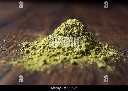 Poudre de henné Kina turc ou de thé Matcha. Produit biologique. Banque D'Images