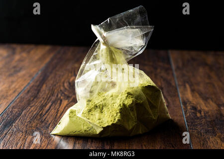 Poudre de henné Kina turc ou thé Matcha en emballage en plastique / sac. Produit biologique. Banque D'Images