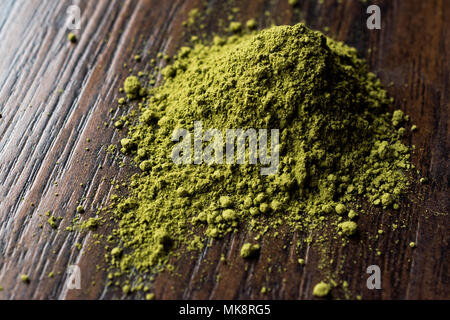 Poudre de henné Kina turc ou de thé Matcha. Produit biologique. Banque D'Images