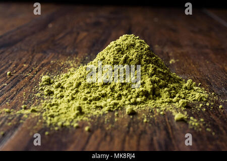 Poudre de henné Kina turc ou de thé Matcha. Produit biologique. Banque D'Images