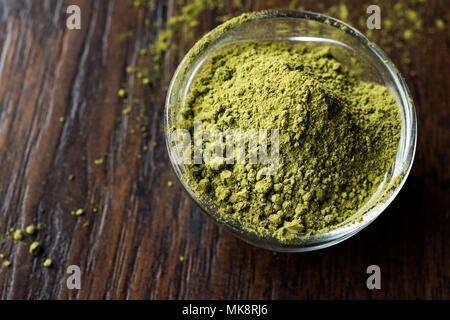 Poudre de henné Kina turc ou de thé Matcha. Produit biologique. Banque D'Images