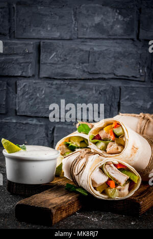 Snack lunch santé. Pile d'alimentation de rue mexicain tortillas fajitas avec filet de poulet Buffalo grillé et légumes frais, gris clair backgroun Banque D'Images