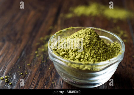 Poudre de henné Kina turc ou de thé Matcha. Produit biologique. Banque D'Images