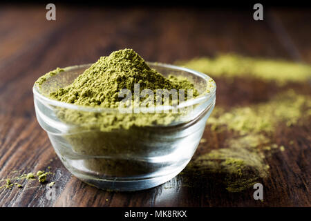 Poudre de henné Kina turc ou de thé Matcha. Produit biologique. Banque D'Images