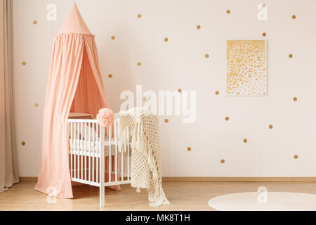 Couverture Bebe Blanc Rose Sur Fond D Or Contre Des Points Dans L Interieur De La Chambre Pour Enfants Photo Stock Alamy