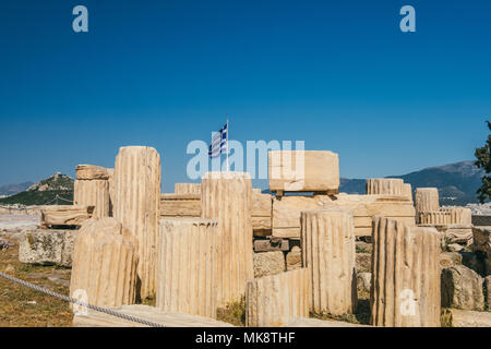 Drapeau grec dans l'Acropole, avec le grec ancien des colonnes dans l'avant-plan Banque D'Images