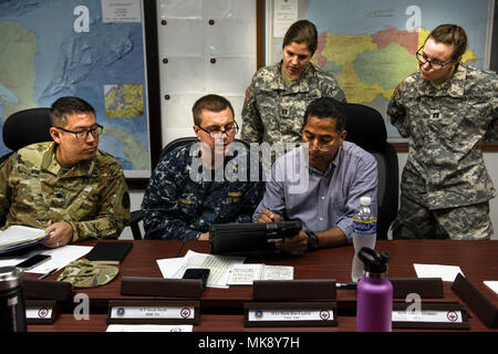 Le Lieutenant-colonel de l'armée américaine Steven Min (à gauche), chef de la division de gastroentérologie et de nutrition pédiatrique au Walter Reed Medical Center Militaire National, le Capitaine de vaisseau américain Gregory Gorman (centre gauche), directeur de programme pour le Consortium de la capitale nationale Pédiatrie Résidence à Walter Reed National Military Medical Center, U.S. Army Capts. Claire Daniels (centre arrière) et Theresa Urbina (extrême droite), le personnel médical de l'Armée nationale Walter Reed Medical Center, sont guidés par le Dr Miguel Coello, médicaux, de liaison Joint Task Force-Bravo élément médical, avant d'entreprendre un projet conjoint pedia Banque D'Images