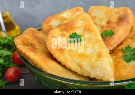 Chebureks Juicy golden sur une table en bois. Turkic-Mongolian traditionnel plat. L'alimentation de rue. Bistro. Banque D'Images